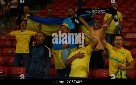 Hampden Park, Glasgow, Großbritannien. Juni 2021. EUFA Fußball-Europameisterschaft 2020, 16. Runde, Schweden gegen die Ukraine; ukrainische Fans feiern ihre Qualifikation für die nächste Runde in extra Zeit Kredit: Action Plus Sports/Alamy Live News Stockfoto