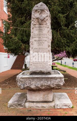 JONESBOROUGH, TN, USA--9 APRIL 2021: Ein Steindenkmal, das sich als Wasserbrunnen verdoppelt, neben dem Washington County Courthouse, mit historischen Daten. Stockfoto