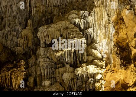 Die Sarikaya-Höhle in Duzce, Türkei, bietet eine wunderbare Aussicht mit natürlichen Formationen, Stalaktiten und Stalagmiten. Stockfoto