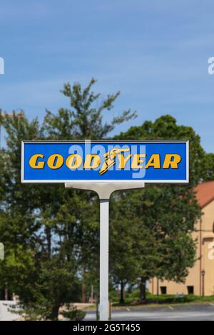 SPARTANBURG, SC, USA-13 JUNE 2021: Ein Goodyear Tire Co. Zeichen und Logo auf hohem Pfosten, verschwommener Hintergrund. Stockfoto