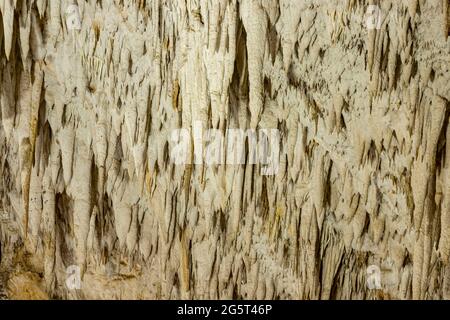 Die Sarikaya-Höhle in Duzce, Türkei, bietet eine wunderbare Aussicht mit natürlichen Formationen, Stalaktiten und Stalagmiten. Stockfoto