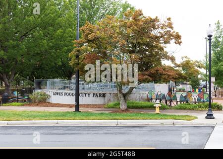 HICKORY, NC, USA-22 JUNE 2021: Lowes Foods City Park, ein Spielplatz für Kinder, in der Innenstadt. Stockfoto