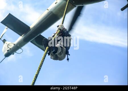 Acajutla, El Salvador. Juni 2021. Ein Soldat der Spezialeinheiten führt eine Luftinfiltrationsübung durch. Mitglieder des Anti-Terror-Spezialkommandos von El Salvador, die Teil der Spezialeinheiten der Armee sind, trainieren als Teil einer Operation, die auf den Drogenhandel abzielt. El Salvador ist Teil des Drogenhandels, der die Vereinigten Staaten erreichen will. Zwischen 2015 und 2018 wurden etwa 37.3 Tonnen Kokain konfisziert. (Foto von Camilo Freedman/SOPA Images/Sipa USA) Quelle: SIPA USA/Alamy Live News Stockfoto