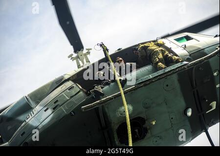 Acajutla, El Salvador. Juni 2021. Soldaten der Spezialeinheiten führen einen Lufteindringungsbohrer durch. Mitglieder des Anti-Terror-Spezialkommandos von El Salvador, die Teil der Spezialeinheiten der Armee sind, trainieren als Teil einer Operation, die auf den Drogenhandel abzielt. El Salvador ist Teil des Drogenhandels, der die Vereinigten Staaten erreichen will. Zwischen 2015 und 2018 wurden etwa 37.3 Tonnen Kokain konfisziert. (Foto von Camilo Freedman/SOPA Images/Sipa USA) Quelle: SIPA USA/Alamy Live News Stockfoto