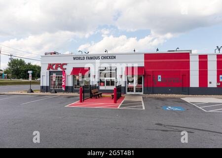 MORGANTON, NC USA-23 JUNE 2021: Ein helles, frisch lackiertes rot-weißes KFC (Kentucky Fried Chicken) Gebäude. Stockfoto