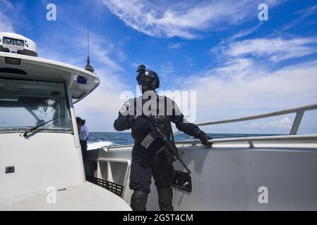 Acajutla, El Salvador. Juni 2021. Ein Soldat der Marine bewacht während der militärischen Übung ein Schnellboot. Mitglieder des Anti-Terror-Spezialkommandos von El Salvador, die Teil der Spezialeinheiten der Armee sind, trainieren als Teil einer Operation, die auf den Drogenhandel abzielt. El Salvador ist Teil des Drogenhandels, der die Vereinigten Staaten erreichen will. Zwischen 2015 und 2018 wurden etwa 37.3 Tonnen Kokain konfisziert. Kredit: SOPA Images Limited/Alamy Live Nachrichten Stockfoto