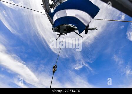 Acajutla, El Salvador. Juni 2021. Ein Soldat der Spezialeinheiten führt eine Luftinfiltrationsübung durch. Mitglieder des Anti-Terror-Spezialkommandos von El Salvador, die Teil der Spezialeinheiten der Armee sind, trainieren als Teil einer Operation, die auf den Drogenhandel abzielt. El Salvador ist Teil des Drogenhandels, der die Vereinigten Staaten erreichen will. Zwischen 2015 und 2018 wurden etwa 37.3 Tonnen Kokain konfisziert. Kredit: SOPA Images Limited/Alamy Live Nachrichten Stockfoto