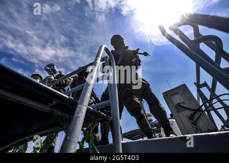 Acajutla, El Salvador. Juni 2021. Soldaten der Spezialeinheiten bewachen ein Schiff in einem Infiltrationsbohrer. Mitglieder des Anti-Terror-Spezialkommandos von El Salvador, die Teil der Spezialeinheiten der Armee sind, trainieren als Teil einer Operation, die auf den Drogenhandel abzielt. El Salvador ist Teil des Drogenhandels, der die Vereinigten Staaten erreichen will. Zwischen 2015 und 2018 wurden etwa 37.3 Tonnen Kokain konfisziert. Kredit: SOPA Images Limited/Alamy Live Nachrichten Stockfoto