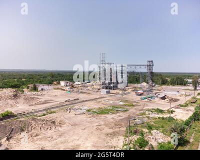 Luftaufnahme des riesigen modernen Getreideaufzugs. Lagerung von Lebensmitteln, Gebäude in Arbeit. Silofarm. Entwicklung der Agrarindustrie. Stockfoto