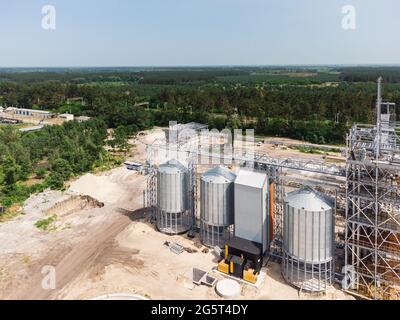 Luftaufnahme des riesigen modernen Getreideaufzugs. Lagerung von Lebensmitteln, Gebäude in Arbeit. Silofarm. Entwicklung der Agrarindustrie. Stockfoto