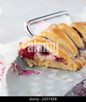 Nahaufnahme eines Teils eines Himbeer-Halbmondrings, der von der Seite aufgenommen wurde. Stockfoto