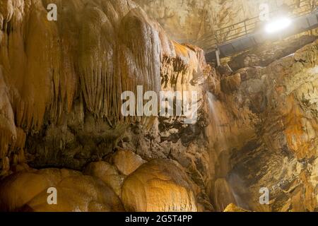 Die Sarikaya-Höhle in Duzce, Türkei, bietet eine wunderbare Aussicht mit natürlichen Formationen, Stalaktiten und Stalagmiten. Stockfoto