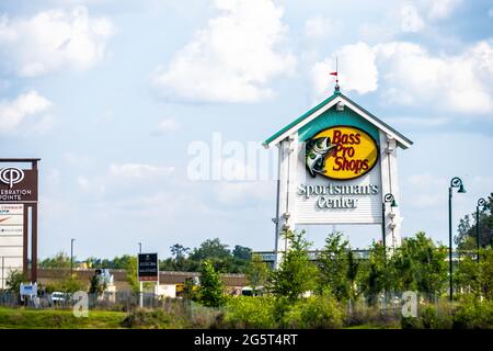 Gainesville, USA - 26. April 2018: Einkaufszentrum Schild für Bass Pro Shops und Sportsman's Center in Florida von der Autobahn aus Stockfoto