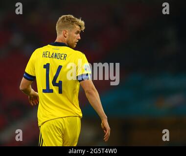 Hampden Park, Glasgow, Großbritannien. Juni 2021. EUFA Fußball-Europameisterschaft 2020, 16. Runde, Schweden gegen die Ukraine; Filip Helander aus Schweden Credit: Action Plus Sports/Alamy Live News Stockfoto