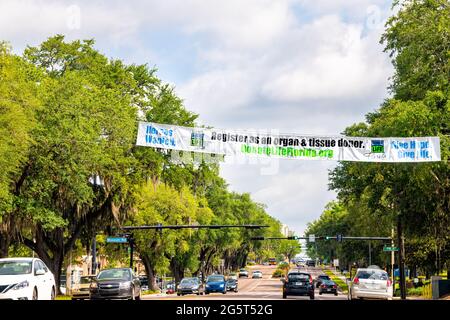 Gainesville, USA - 27. April 2018: Straßenauto-Standpunkt in der Innenstadt von Florida City mit Schild-Banner über Verkehr für Informationen zu Org Stockfoto