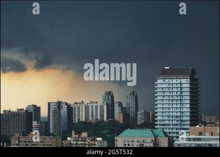 Schwere Gewitterwolken verziehen im Sommer die Innenstadt von Toronto Stockfoto