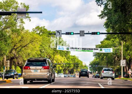 Gainesville, USA - 27. April 2018: Straße in der Innenstadt von Florida Stadt mit Schild Banner über Autos Verkehr für Informationen zu Organspender zu werden Stockfoto