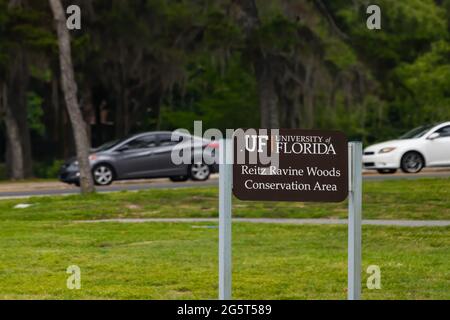 Gainesville, USA - 27. April 2018: Straßenautos in der Innenstadt von Florida mit UF-Campus der Universität von Florida für Reitz Ravine Woods Conserva Stockfoto