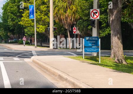 Gainesville, USA - 27. April 2018: University of Florida unterschreiben für constans Theater und Tanz mcguire Pavillon auf dem Campus der UF mit Studenten, die auf si gehen Stockfoto