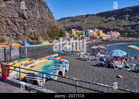 Strand von Puerto Tazacorte mit schwarzem Lavasand in der Nebensaison, Kanarische Inseln, La Palma, Puerto Tazacorte Stockfoto