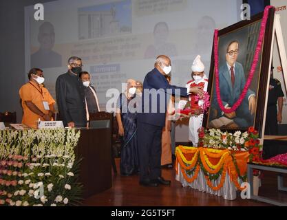 Lucknow, Indien. Juni 2021. LUCKNOW, INDIEN – JUNI 29: Präsident RAM Nath Kovind zollt am 29. Juni 2021 in Lucknow, Indien, dem Gouverneur von Uttar Pradesh Anandi Ben Patel und dem Chief Minister Yogi Adityanath in Lok Bhawan, den Grundstein für das Memorial and Cultural Centre von Dr. Bhimrao Ambedkar legen, eine Blumenbehrung. (Foto: Deepak Gupta/Hindustan Times/Sipa USA) Quelle: SIPA USA/Alamy Live News Stockfoto