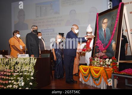 Lucknow, Indien. Juni 2021. LUCKNOW, INDIEN – JUNI 29: Präsident RAM Nath Kovind zollt am 29. Juni 2021 in Lucknow, Indien, dem Gouverneur von Uttar Pradesh Anandi Ben Patel und dem Chief Minister Yogi Adityanath in Lok Bhawan, den Grundstein für das Memorial and Cultural Centre von Dr. Bhimrao Ambedkar legen, eine Blumenbehrung. (Foto: Deepak Gupta/Hindustan Times/Sipa USA) Quelle: SIPA USA/Alamy Live News Stockfoto