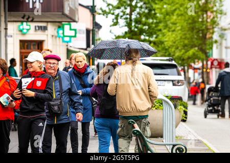 Reykjavik, Island - 19. Juni 2018: Das Paar hält im Sommer auf dem Bürgersteig einen Regenschirm in der Innenstadt Stockfoto