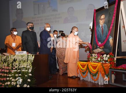 Lucknow, Indien. Juni 2021. LUCKNOW, INDIEN – JUNI 29: Chief Minister Yogi Adityanath würdigt Dr. Bhimrao Ambedkar am 29. Juni 2021 in Lucknow, Indien, während des Grundsteins für das Dr Bhimrao Ambedkar Memorial and Cultural Center in Anwesenheit des Gouverneurs von Uttar Pradesh Anandi Ben Patel und des Chief Ministers Yogi Adityanath in Lok Bhawan. (Foto: Deepak Gupta/Hindustan Times/Sipa USA) Quelle: SIPA USA/Alamy Live News Stockfoto