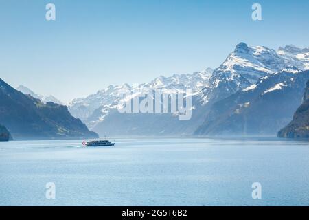 blick von Brunnen auf einen Linienschiff am Vierwaldstättersee, Schweiz Stockfoto