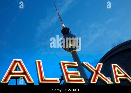 Alexanderplatz S-Bahn-Station mit dem Berliner Fernsehturm am Abend, Alexa, Deutschland, Berlin Stockfoto