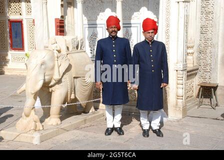 Ien, del, zwei Träger in traditionellen indischen Arbeitskleidung, Indien, Jaipur Stockfoto