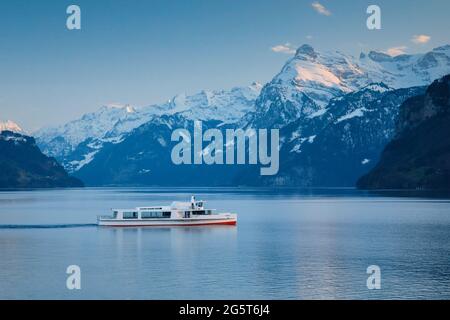 blick von Brunnen auf einen Linienschiff am Vierwaldstättersee, Schweiz Stockfoto