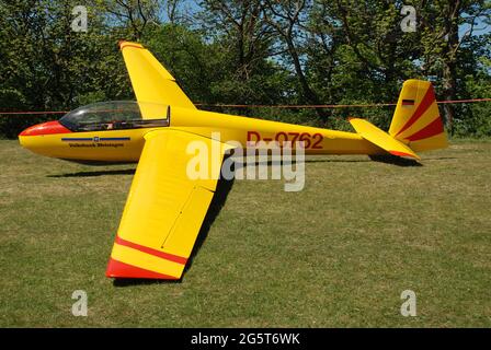 Gelbes Segelflugzeug auf einer Wiese, Deutschland, Baden-Württemberg Stockfoto