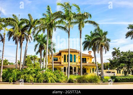 Hollywood, USA - 6. Mai 2018: Stadt in Broward County an sonnigen Tagen in North Miami Beach und großes gelbes Luxushaus in Strandnähe Stockfoto