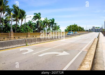 Hollywood, USA - 6. Mai 2018: Florida Miami Beach Broward County Area mit Bridge Road Street an sonnigen Tagen und Menschen, die den Fluss überqueren Stockfoto