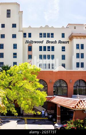 Hollywood, USA - 6. Mai 2018: Florida North Miami Beach Area mit Gebäude und Schild Text für Resort Architektur Retro historischen Hotel und Menschen in lo Stockfoto