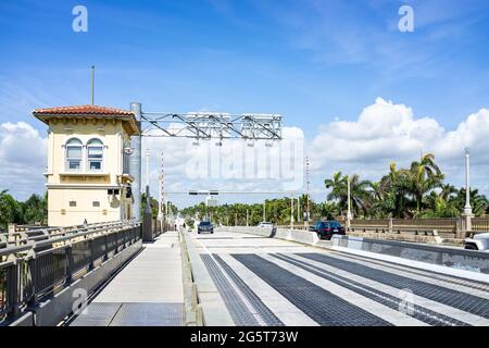 Hollywood, USA - 6. Mai 2018: Florida Miami Beach Broward County Area mit Zugbrücke Straße bei sonnigem Tag und Autos Stockfoto