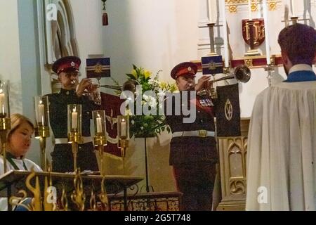 Brentwood Essex, Großbritannien. Juni 2021. Reverend Matthew Austin, ein Veteran des Fallschirmregiments, wurde von Norman Bishop of Richborough in der St. Thomas of Canterbury Church Brentwood, Army Trumpeters Essex, zum Priester der englischen Kirche geweiht.Quelle: Ian Davidson/Alamy Live News Stockfoto