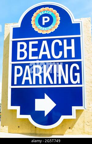 Hollywood, USA - 6. Mai 2018: Florida Miami Beach nördlicher Bereich mit blauem Schild am Strand für Parkplatz in der Nähe Stockfoto