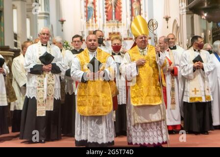 Brentwood Essex, Großbritannien. Juni 2021. Reverend Matthew Austin, ein Veteran des Parchute-Regiments, wurde von Norman Bishop of Richborough in der St. Thomas of Canterbury Church Brentwood, Essex, als Priester der englischen Kirche ordianiert. Quelle: Ian Davidson/Alamy Live News Stockfoto