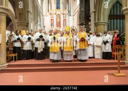 Brentwood Essex, Großbritannien. Juni 2021. Reverend Matthew Austin, ein Veteran des Fallschirmregiments, wurde vom normannischen Bischof von Richborough in der St. Thomas of Canterbury Church Brentwood, Essex, zum Priester der englischen Kirche geweiht.Quelle: Ian Davidson/Alamy Live News Stockfoto