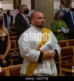 Brentwood Essex, Großbritannien. Juni 2021. Reverend Matthew Austin, ein Veteran des Fallschirmregiments, wurde vom normannischen Bischof von Richborough in der St. Thomas of Canterbury Church Brentwood, Essex, zum Priester der englischen Kirche geweiht.Bild: Ian Davidson/Alamy Live News Stockfoto