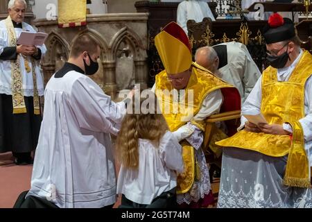 Brentwood Essex, Großbritannien. Juni 2021. Reverend Matthew Austin, ein Veteran des Fallschirmregiments, wurde vom normannischen Bischof von Richborough in der St. Thomas of Canterbury Church Brentwood, Essex, zum Priester der englischen Kirche geweiht.Quelle: Ian Davidson/Alamy Live News Stockfoto