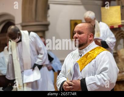 Brentwood Essex, Großbritannien. Juni 2021. Reverend Matthew Austin, ein Veteran des Fallschirmregiments, wurde vom normannischen Bischof von Richborough in der St. Thomas of Canterbury Church Brentwood, Essex, abgebildet, Revd Matthew Austin Credit: Ian Davidson/Alamy Live News zum Priester der englischen Kirche geweiht Stockfoto