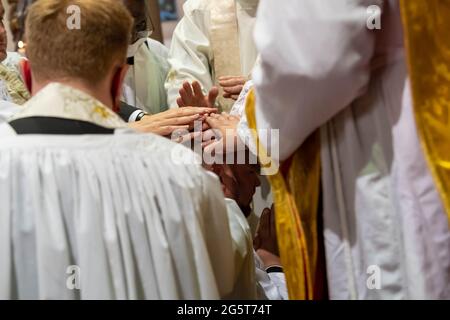 Brentwood Essex, Großbritannien. Juni 2021. Reverend Matthew Austin, ein Veteran des Fallschirmregiments, wurde vom normannischen Bischof von Richborough in der St. Thomas of Canterbury Church Brentwood, Essex zum Priester der Kirche in England geweiht.Quelle: Ian Davidson/Alamy Live News Stockfoto