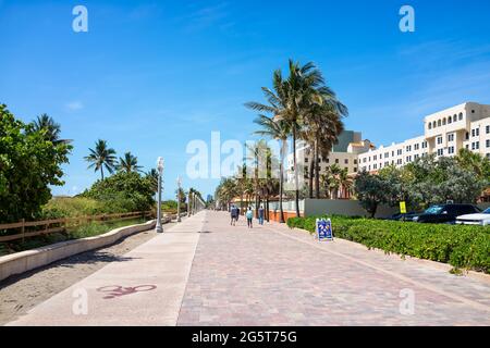 Hollywood, USA - 6. Mai 2018: Strandspaziergang in Florida Miami mit sonnigem Tag und Spaziergängen auf der Promenade durch Restaurants und Palmen Stockfoto