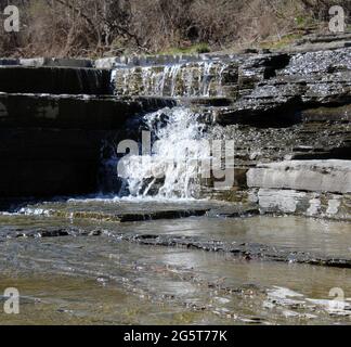 Kleine Wasserfälle in Taughannock Creek auf Rabbit Run Rd, die zu Taughannock Falls führen Stockfoto