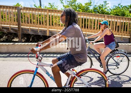 Hollywood, USA - 6. Mai 2018: Strandspaziergang in Florida an sonnigen Tagen und ehrliche Leute machen sich auf dem Fahrrad auf der Promenade in die Nähe Stockfoto