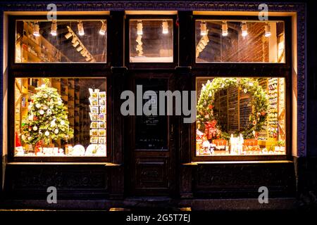 Lemberg, Ukraine - 28. Dezember 2019: Lemberg Winter Weihnachten lokale Souvenirs Geschenke in geschlossenen Shop-Shop Eingang außen namens Kvartira 15 auf Schaufenster Stockfoto