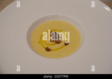 Blick aus der Höhe auf leckere hausgemachte Kürbissuppe in einem Restaurant Stockfoto